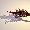 Une œuvre d'art avec des branches d'arbres entremêlées.