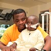 Jacob Marfo et son fils Ezra, âgé de deux ans et souffrant d'un cancer du sang et de la moelle osseuse.