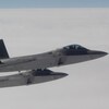 Deux chasseurs F-22 volent en formation serrée.