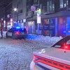 Des policiers bloquent la rue.