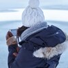 Une personne regardant un téléphone dehors en hiver