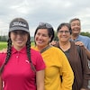 Mercedes St-Onge et sa famille souriant près d'un terrain de golf.
