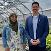 Fatima Awwad et Israël Poulin dans une serre.