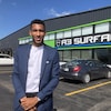 Félix Auger-Aliassime devant les installations d'A3 Surfaces à Saguenay.