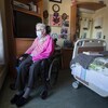 Une femme âgée dans sa chambre dans un centre de soins de longue durée.