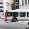 Un autobus d'OC Transpo à une intersection. 