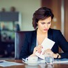 Une femme à son bureau.