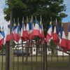 Des drapeaux aux couleurs de l'Acadie ornent cette entrée de résidence à Caraquet.