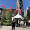 Une oeuvre d'art où l'on voit les tentacules d'une pieuvre sortir d'un bâtiment.  24/09/2022.