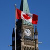Un drapeau canadien flotte dans les airs.