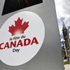 Une pancarte annonçant la fête du Canada sur la colline du Parlement le 17 juin 2022