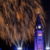 Le feu d'artifice au dessus du parlement canadien.