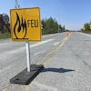 Un panneau de signalisation indiquant le mot feu.