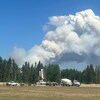 De la fumée s'élevant d'un feu de forêt près de La Loche, en Saskatchewan, le 31 mai 2023.