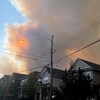 La fumée échappée du feu de forêt de Tantallon à proximité des maisons de Bedford, en Nouvelle-Écosse.