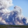 La fumée d'un feu de forêt couvre le ciel.