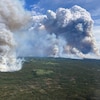 Vue aérienne du feu de forêt Parker Lake qui brûle avec une superficie de 84 kilomètres carrés. 