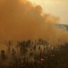Une forêt embrasée avec beaucoup de fumé, près du lac Pine, au nord de l'Alberta.