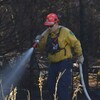 Un pompier lutte contre le feu, au Nouveau-Brunswick.