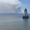 Un panache de fumée s'élève près de Shelburne dans le sud-ouest de la Nouvelle-Écosse. 