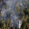 Un hélicoptère relâche sa cargaison d’eau sur le feu de forêt dans le secteur de Tantallon.