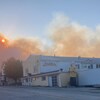 De l'épaisse fumée qui s'élève au-dessus du village de Normétal.