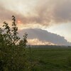 Un feu de forêt au-dessus d'un champ et un autre feu un peu plus loin.