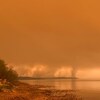 La fumée d'un feu de forêt près de Buffalo Narrows, en Saskatchewan, le 18 mai 2023.