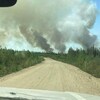 Fumée au loin dans un secteur forestier.