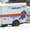 Une ambulance stationnée de l'entreprise Fewer's est couverte d'une couche de neige.