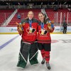 Camryn Drever (à gauche) et Isabella Pozzi (à droite) montrent leurs médailles d'or des Jeux mondiaux universitaires d'hiver de la FISU.