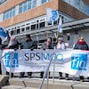 Des manifestants devant l'hôpital Sainte-Marie.