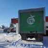Le stationnement de l'entreprise FLB, en hiver, avec des camions aux couleurs de la compagnie