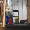 Des amis et voisins sont venus déposer des fleurs sur les lieux du drame.