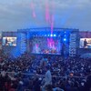 La foule devant la scène principale du FestiVoix et son enseigne.
