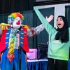 Une fille avec un clown.