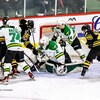 Huit joueurs et un gardien de but s'activent devant le filet lors d'un match de hockey junior majeur entre les équipes de Victoriaville et de Val-d'Or.