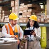 Des employés dans une usine.
