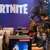 Des jeunes gens en train de jouer à Fortnite.