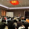Une salle de conférence.
