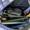 Un sac d'école rempli de cartables et de matériel scolaire.
