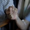 Un couple âgé se tient par la main dans un hôpital à Cambridge, en Grande-Bretagne, le 21 mai 2020.