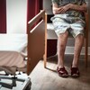 Jambes d'une femme âgée assise.