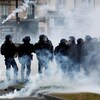 Des gendarmes français au milieu des gaz lacrymogènes.
