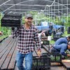 Gustavo Navarro au travail dans une ferme de petits fruits.
