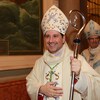 Mgr Franck Leo porte sa crosse et sa mitre.