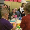 Le premier ministre François Legault s'engage à rendre accessibles jusqu'à 5000 classes de maternelle 4 ans d'ici 5 ans.