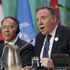 François Legault (à droite) et Wang Xiangang (à gauche) assis durant une conférence de presse.