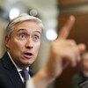 L'homme s'adresse à une personne hors champ en pointant un doigt vers elle.