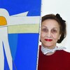 On voit Françoise Gilot avec une de ses peintures.